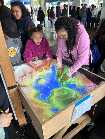 Children and parents enjoy the STEAM conference at Río Hondo.