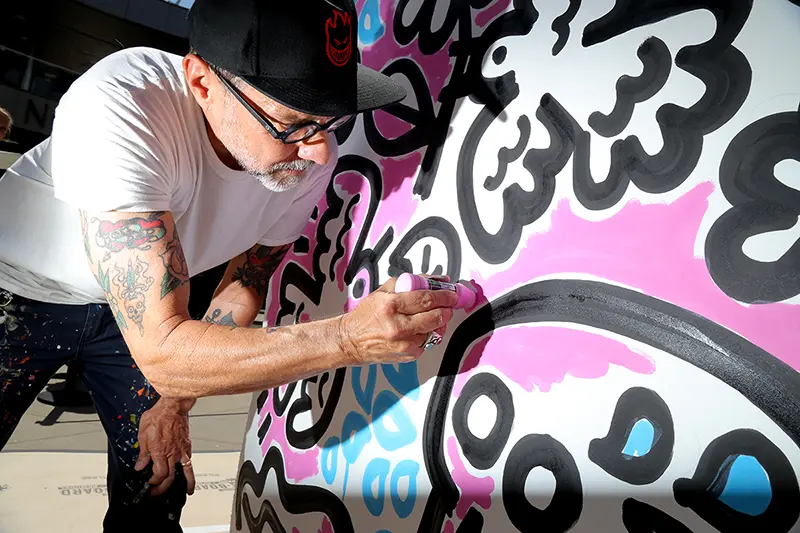 venice art walk - artist drawing on canvas