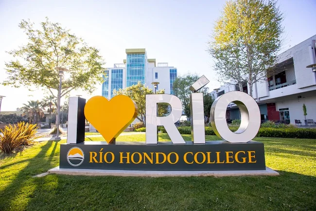 rio hondo college "I love Rio" sign